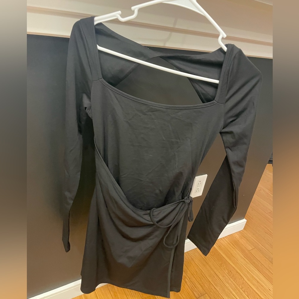 Dress with tag, never worn, comfy and elegant, open back